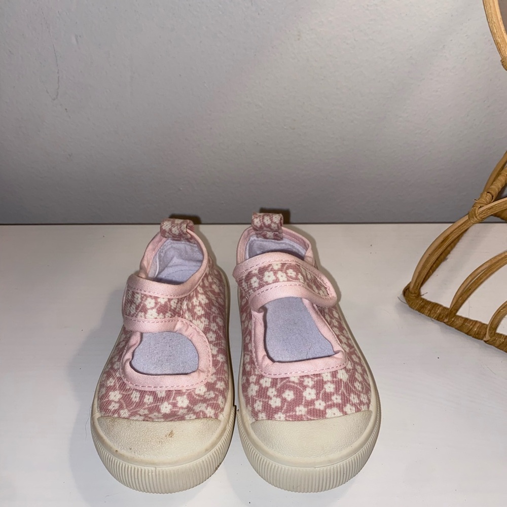 SHEIN Pink and White Sandals with Floral Design